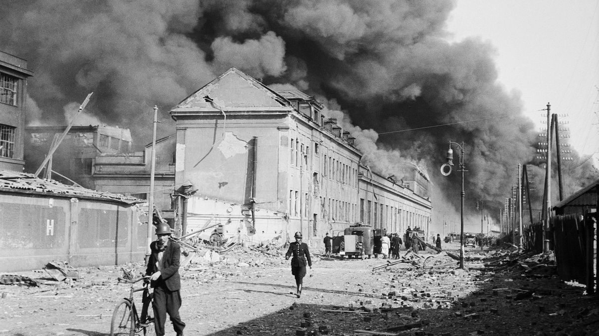 Obrazem: Před 78 lety v Praze a Kralupech zabíjely letecké pumy